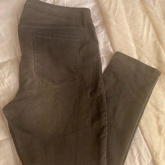 Old Navy Woman’s super skinny jeans - Picture 2 of 3